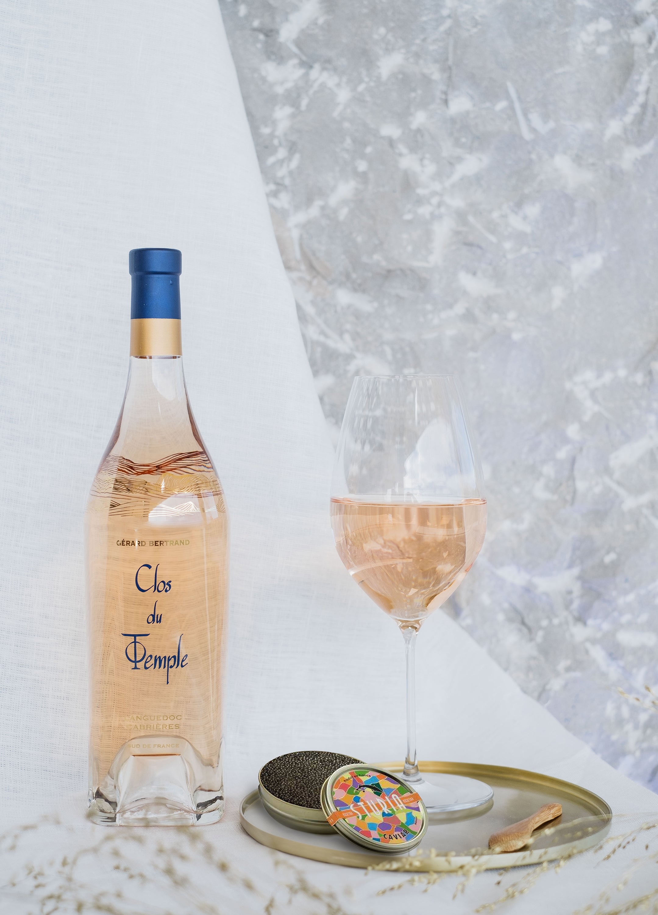 Offre Prestige Clos du Temple 2023 dans son Étui et une boîte de Caviar par Sturia